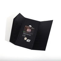 Boîte rigide de cadeau créative à trois volets avec logo personnalisé revêtement UV de gaufrage par stratification mate pour l'emballage de carte de crédit magnétique recyclable