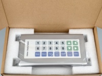 Teclado de pantalla táctil USB duradero para sistemas KDS de cocina, ideal para pedidos en cocinas comerciales.