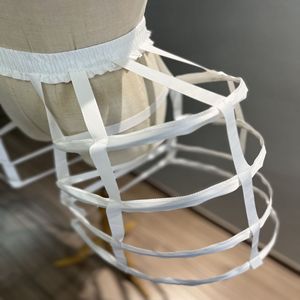 Sottogonna Rococò Bianca e <span class=keywords><strong>Nera</strong></span> a Doppio Lato con Taglio a Nastro, Design per Cerimonie di Laurea e Matrimoni, Speciale per Banchetti e per Fianchi Più Larghi - Product Image 4