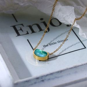 Collier simple et populaire en acier inoxydable plaqué or avec breloque en cristal - Product Image 4
