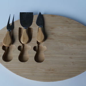 Ensemble de planches à fromage ovales en bambou avec trois couteaux, planche à pizza, plateau à steak pour barbecue, vente en gros - Product Image 1