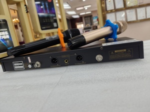 Sistema de micrófono inalámbrico UHF profesional VK4000 KTV Entertainment para karaoke, clubes y iglesias - Product Image 6