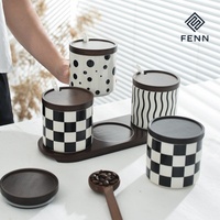 Ensemble de pots à épices en céramique FENN au style unique avec couvercle en bois et plateau – Conteneur de rangement esthétique et tendance pour la cuisine