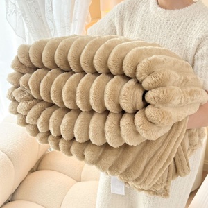 Bon marché, vente en gros, <span class=keywords><strong>couverture</strong></span> en molleton épais à rayures jacquard, <span class=keywords><strong>fausse</strong></span> <span class=keywords><strong>fourrure</strong></span> de lapin, <span class=keywords><strong>couverture</strong></span> en flanelle douce au toucher - Product Image 5