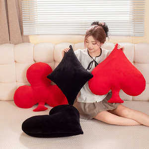 <span class=keywords><strong>Coussin</strong></span> <span class=keywords><strong>en</strong></span> peluche créatif <span class=keywords><strong>en</strong></span> <span class=keywords><strong>forme</strong></span> <span class=keywords><strong>de</strong></span> carte à jouer, motif dessin animé Cœur Pique Dame As, pour canapé et décoration intérieure - Product Image 2