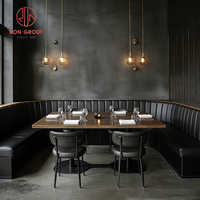 Canapé banquette moderne de luxe en cuir noir rembourré avec structure métallique et table en pierre frittée pour restaurant, café, mobilier commercial