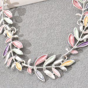 Collana con Ciondolo a Foglie Colorate Ji Xing, Collana Lunga con Ciondolo in Lega per Donna, Gioielli alla Moda - Product Image 2