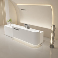 Bureau de réception incurvé tendance couleur crème avec rangement, mobilier de bureau pour magasins de vêtements, salons de beauté, bureaux (matériau MDF)