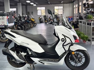 Nouveau <span class=keywords><strong>scooter</strong></span> QJMOTOR Hong 150, 149cc, 4 temps, refroidissement par eau, injection électronique, avec ABS et TCS - Product Image 6