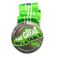 Médaille de fin de course gonflable en alliage de zinc moulé sous pression, finition argent brossé, avec texte en émail souple en relief et ruban vert personnalisé