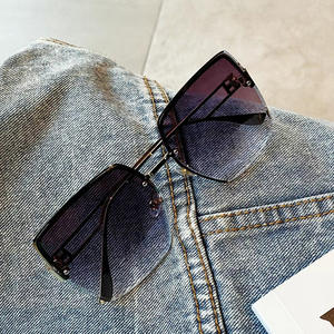 D4 00192 แว่นกันแดดขนาดใหญ่ทรงสี่เหลี่ยมครึ่งกรอบกรอบสีทอง UV400 น้ำหนักเบา ทุกเพศ สีเทา สีเงิน ผิวด้าน - Product Image 2