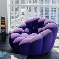 Fauteuil individuel de relaxation Roche Bobois Bubble Comfort, design moderne et luxueux, avec accoudoirs rouges, pour salon