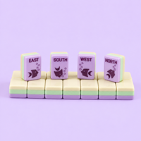 Jeu de société Mahjong personnalisé pour 4 joueurs, fabriqué par une usine certifiée BSCI, avec tuiles de jeu Palm Springs en couleurs Soft Coral, Blush, Mint et Aqua.