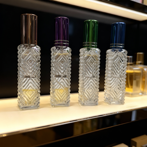 Flacon de parfum carré miniature à vaporisation fine, vide, personnalisé, imprimé, 5 ml, 10 ml, 15 ml, avec bouchon en bois - Product Image 2