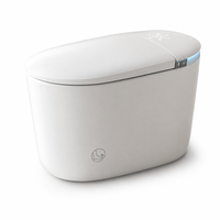 WC intelligent compact à poser au sol, en céramique, pour optimiser l'espace, idéal pour les salles de bain d'hôtels de luxe