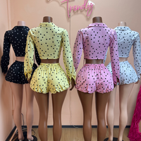 Pakaian Olahraga Wanita dengan Tali Serut, Kerah Lipat, Kemeja Kancing dan Celana Pendek Polkadot, Set 2 Potong