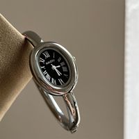 Nouvelle Montre Ovale Tendance 2026 pour Femme et Fille, Simple, Argentée et Dorée, Mignonne, à Quartz, Élégante, Minimaliste, Bracelet en Alliage, Chiffres Romains