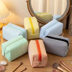 Pochette de voyage moderne brodée à rayures grande capacité, sac de rangement portable en tissu pour articles de toilette, idéal pour les cadeaux de bienvenue - Product Image 1
