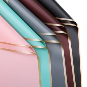 Papel de Envolver Floral Clásico Translúcido con Superficie Opaca, Película de Plástico PE OPP Desechable, Impermeable, con Borde Dorado Rosa para Floristería - Product Image 1