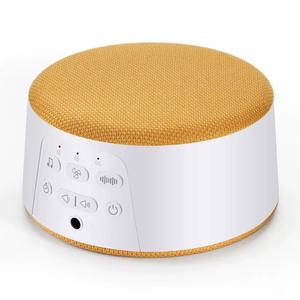 Haut-parleur portable avec revêtement en tissu blanc et boutons de commande couleur moutarde pour usage intérieur - Product Image 1