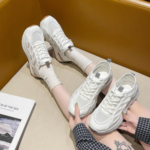 Baskets blanches fines et respirantes en maille pour femmes, chaussures de sport décontractées polyvalentes à semelle épaisse et légère avec découpes, collection été 2026 - Product Image 4