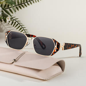 แว่นกันแดดทรงเหลี่ยมแบบกำหนดเองสำหรับผู้หญิง ป้องกันรังสียูวี 400 ระดับ 2 แว่นกันแดดสไตล์อินสตาแกรม กรอบสีดำ เลนส์พีซี ผลิตที่ไถโจว - Product Image 4