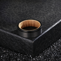 Bague en tungstène unique POYA de 8 mm, plaquée noire, bague de mariage asymétrique avec insert en bois de fût de whisky, cadeau d'anniversaire pour homme