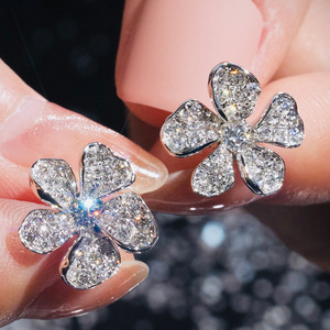 Orecchini a Perno con Fiore per Donne, Accessorio per Orecchie Semplice e alla Moda per Uso Quotidiano - Product Image 1