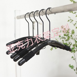 Logotipo personalizado para tiendas de ropa infantil pequeñas, medianas y grandes. Perchas para ropa de niños hechas de acrílico negro - Product Image 1