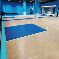 Rouleaux de revêtement de sol PVC Runsure : Solution d'agencement rapide à absorption des chocs pour gymnases de basketball, antidérapant pour le marché américain, échantillon gratuit