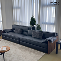 Canapé sectionnel hybride en cuir NORYA, luxe minimaliste, assise profonde, accoudoirs uniques en bois, rail en bois de noyer, forme en L pour hôtel