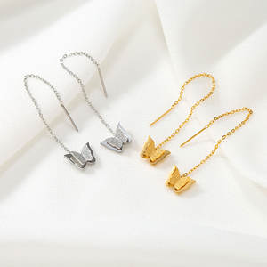 Pendientes colgantes de mariposa pequeños y delicados para mujer, en acero inoxidable 316L, chapados en oro PVD de 14k/18k, color oro personalizado. - Product Image 1