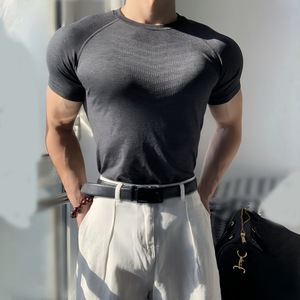 เสื้อยืดแขนสั้นผู้ชายสีเทา ผ้าถักลายแจ็คการ์ด ทรงเข้ารูป สปอร์ต คอกลม ระบายอากาศได้ดี เหมาะสำหรับออกกำลังกาย - Product Image 2