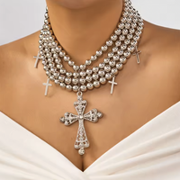 PEEQI Vente en gros Nouveaux accessoires de mode pour femmes Collier croix en perles Chaîne de cou géométrique en alliage tendance