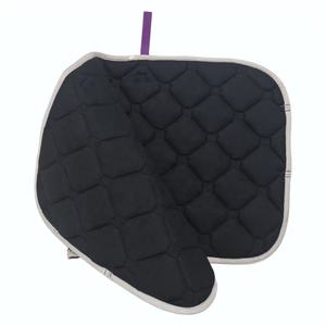 <span class=keywords><strong>Tapis</strong></span> <span class=keywords><strong>de</strong></span> <span class=keywords><strong>selle</strong></span> en satin personnalisé pour chevaux Détails personnalisés et options <span class=keywords><strong>de</strong></span> broderie <span class=keywords><strong>Tapis</strong></span> <span class=keywords><strong>de</strong></span> <span class=keywords><strong>selle</strong></span> équestre <span class=keywords><strong>de</strong></span> qualité supérieure - Product Image 1