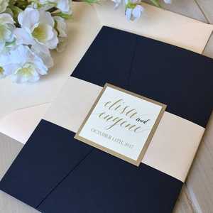 Invitation de mariage personnalisée élégante en bleu marine avec pochette pliée et enveloppe à bande rose - Product Image 3
