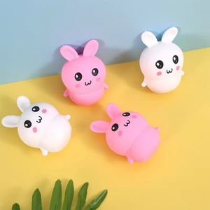 Juguete Antiestrés Creativo y Adorable en Forma de Conejo de Plástico Kawaii, de Compresión Lenta, Unisex, con Bola de Harina en Forma de Corazón - Product Image 2