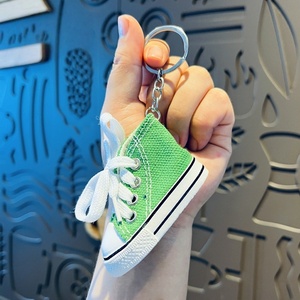LLavero de zapatos deportivos Diseño 3D Zapatillas de lona Llavero Zapatos de lona de moda Llaveros Colgante de zapato informal Zapatos para correr Llaveros - Product Image 6
