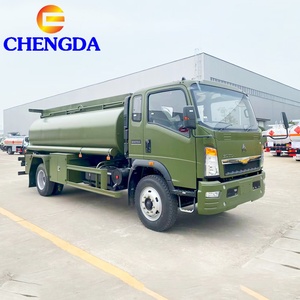 Camiones Cisterna de Combustible Móviles Howo 4x2 4x4 Mini Pequeños Ligeros de 5000L 8000 Litros 5cbm para Entrega de <span class=keywords><strong>Gasolina</strong></span> y Petróleo - Product Image 1