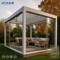 Pergola en aluminium Jiake quatre saisons avec panneaux muraux en verre, toit à lamelles avec capteur de vent pour une pièce de jardin confortable toute l'année