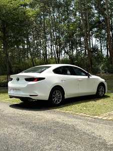 <span class=keywords><strong>Mazda</strong></span> <span class=keywords><strong>3</strong></span> Axela <span class=keywords><strong>2022</strong></span> 1.5L Essence Automatique Berline avec Sièges Foncés, Éclairage LED, Bon État Extérieur, <span class=keywords><strong>Prix</strong></span> Abordable, Conduite à Gauche, Occasion - Product Image 5