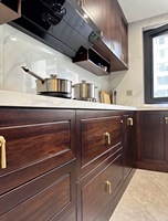 Armoire de cuisine ouverte en bois massif laqué sur mesure