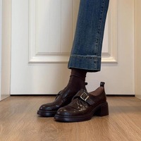Mocassins noirs en cuir verni pour femme avec logo personnalisé, bride à boucle, bout carré et talon bloc épais, à enfiler, pour le bureau ou les occasions habillées