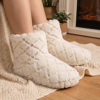 Chaussons d'hiver personnalisés OEM pour femmes, blancs, moelleux, doux et chauds, à semelle épaisse, pour intérieur, conformes à la norme californienne Prop 65, MOQ 500, directement