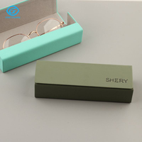 Étui à lunettes carré fait main. Design simple et élégant. Couverture souple haut de gamme. Personnalisé. Vente en gros.