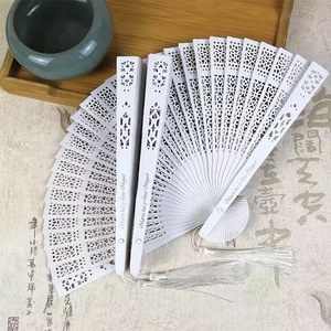 Éventail à main de douche de bébé Cadeaux Faveurs Sacs et glands Éventail en bois de santal de fête de mariage pliant en bois de santal - Product Image 6