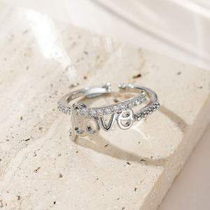 Anello Aperto Regolabile di Lusso in Tono Argento con Scritta LOVE, Lettere Incise, Fila di Pietre Pavé e Accenti di Bolle Perlate, Gioiello da Donna, Idea Regalo - Product Image 3