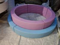 Ensemble de jeux gonflables et d'équipements de jeu intérieur Macaron pour enfants avec piscine à balles, château gonflable et trampoline, idéal pour les fêtes pastel en extérieur