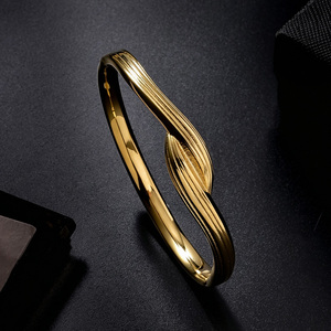 Bracelets et joncs raffinés en or 18 carats, à contour incurvé et noué, finition douce, finition métallique brillante, résistants à la rouille, polis, intemporels, fabriqués en Chine. - Product Image 1
