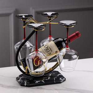 Porte-vin élégant avec 4 verres et support pour bouteille, design en fil de fer en forme de cœur, pour une utilisation à la maison ou lors de fêtes - Product Image 1